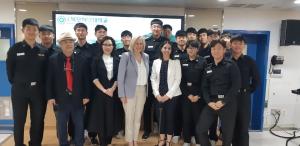 젊은 해양 대학생들과          